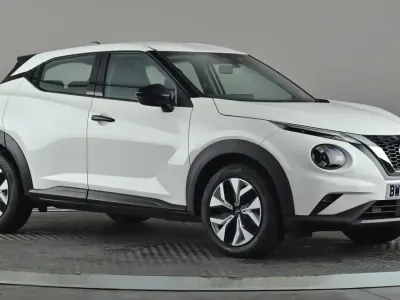 Usado Nissan Juke Acenta Premium 114 HP (83 kW) 2024 Branco SUV