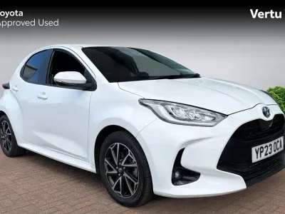 Used Toyota Yaris Design 116 HP (85 kW) 2023 Pure white (solid paint) Hatchback