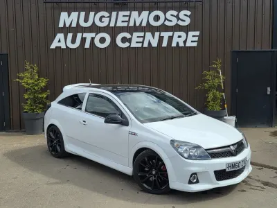 Second-hand Vauxhall Astra Edition 2011 Alb Hatchback