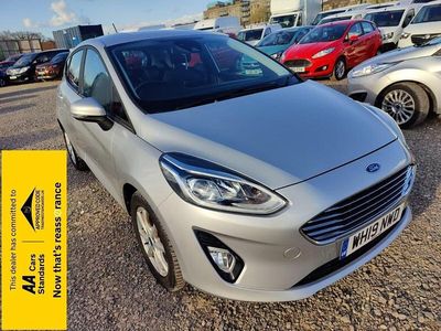 Usado Ford Fiesta Zetec 100 HP (73 kW) 2019 Prateado Citadino