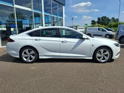 Used Vauxhall Insignia SRi 170 HP (125 kW) 2018 White Hatchback