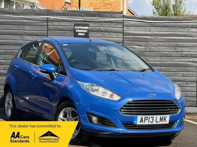 Begagnad Ford Fiesta Zetec 2013 Blå Halvkombi