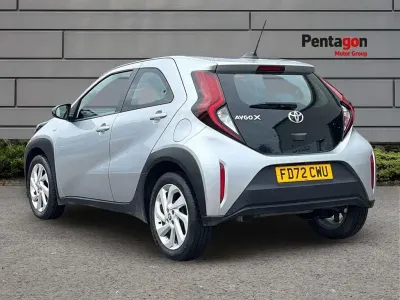 Używany Toyota Aygo X PURE 72 KM (52 kW) 2023 Srebrny SUV