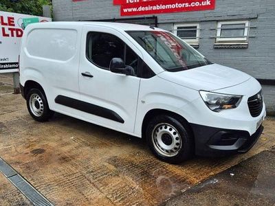Second-hand Vauxhall Combo Edition 100 CP (73 kW) 2019 Alb Monovolum