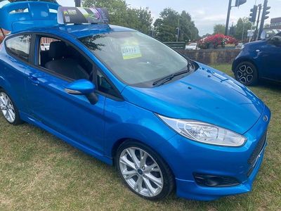 Usado Ford Fiesta Zetec 125 HP (91 kW) 2015 Azul Citadino