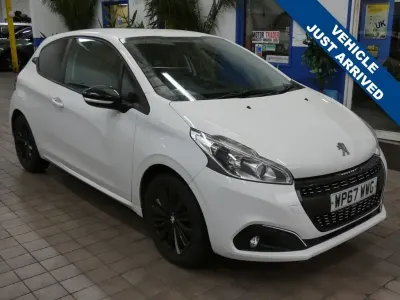 Gebraucht Peugeot 208 82 PS (60 kW) 2018 Weiß Kleinwagen