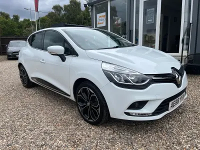 Used Renault Clio Iconic 75 HP (55 kW) 2018 White Hatchback