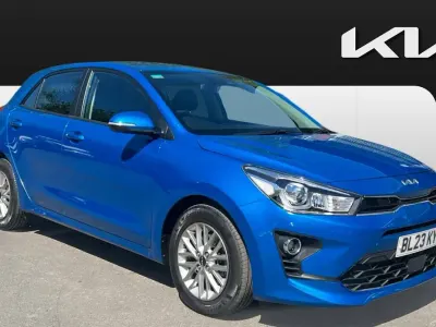 Usado Kia Rio 83 CV (61 kW) 2023 Azul Utilitario