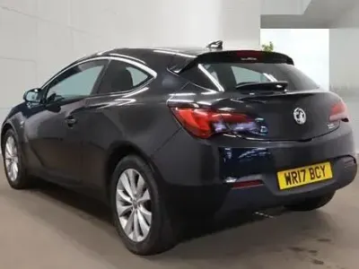 Usado Vauxhall Astra GTC SRi 136 HP (100 kW) 2017 Preto Citadino