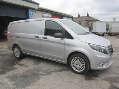 Usado Mercedes Vito Premium 160 HP (117 kW) 2022 Prateado Van