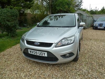 Begagnad Ford Focus Zetec 125 HK (91 kW) 2009 Silver Halvkombi