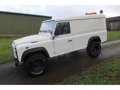 Used Land Rover Defender 122 HP (89 kW) 2010 White SUV