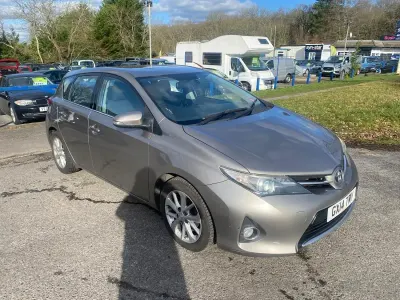 Usado Toyota Auris 90 HP (66 kW) 2014 Castanho Citadino