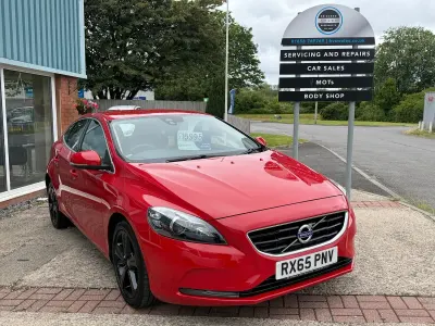 Used Volvo V40 SE Lux 2016 Red Hatchback