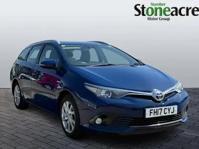 Used Toyota Auris Hybrid Business Edition 134 HP (98 kW) 2017 Blue Estate