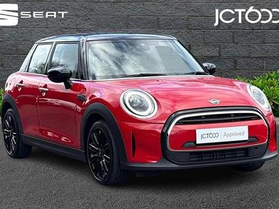 Usado Mini Cooper Exclusive 134 CV (98 kW) 2022 Rojo Utilitario