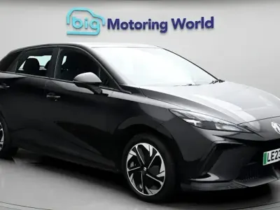 Usado MG MG4 EV SE 319 kW (435 CV) 2023 Negro Utilitario