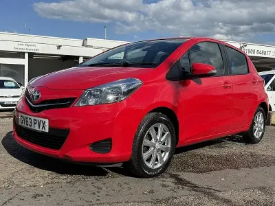 Begagnad Toyota Yaris 101 HK (74 kW) 2013 Röd Halvkombi