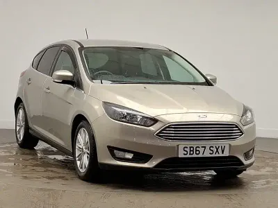 Begagnad Ford Focus Zetec 125 HK (91 kW) 2017 Silver Halvkombi