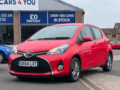 Begagnad Toyota Yaris Multidrive S 99 HK (72 kW) 2014 Röd Halvkombi