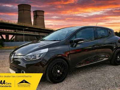 Begagnad Renault Clio IV Dynamique 90 HK (66 kW) 2014 Svart Halvkombi
