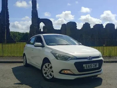 Used Hyundai i20 84 HP (61 kW) 2015 White Hatchback