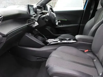 Käytetty Peugeot e-2008 GT 98 kW (134 HP) 2023 Sininen Katumaasturi