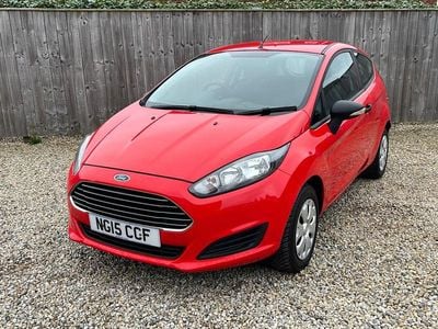 Usado Ford Fiesta Studio 82 HP (60 kW) 2015 Vermelho Citadino