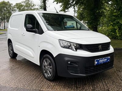Begagnad Peugeot Partner Premium 131 HK (96 kW) 2022 Vit Minibuss