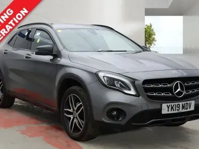 Usado Mercedes GLA180 Urban 122 HP (89 kW) 2019 Cinzento SUV