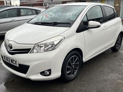 Usado Toyota Yaris Edition 69 HP (50 kW) 2012 Branco Citadino