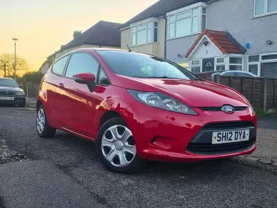 Usado Ford Fiesta 82 CV (60 kW) 2012 Rojo Utilitario