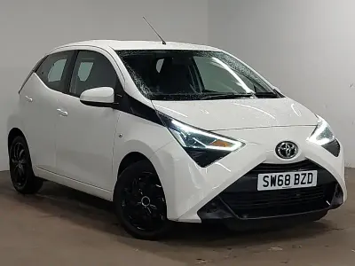Used Toyota Aygo X-play 72 HP (52 kW) 2018 White Hatchback