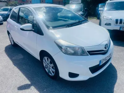 Used Toyota Yaris 99 HP (72 kW) 2012 White Hatchback