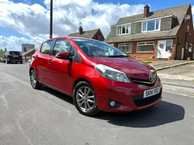 Używany Toyota Yaris 90 KM (66 kW) 2014 Czerwony Hatchback