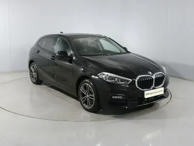 Usado BMW 118 Sport Line 134 CV (98 kW) 2022 Negro Utilitario