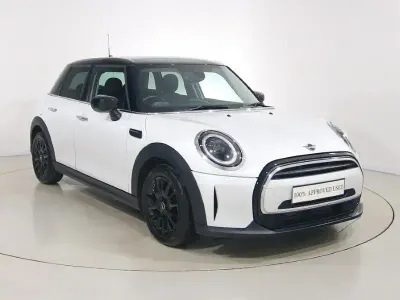 Usado Mini Cooper Classic 134 HP (98 kW) 2023 Branco Citadino