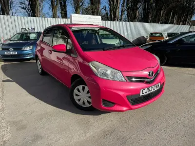 Usado Toyota Vitz 2013 Rosa Utilitario