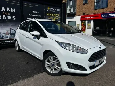 Used Ford Fiesta Zetec 82 HP (60 kW) 2016 White Hatchback