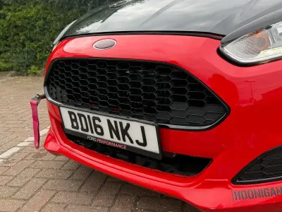 Usado Ford Fiesta Zetec 140 HP (102 kW) 2016 Vermelho Citadino