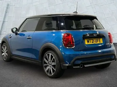 Begagnad Mini Cooper Classic 136 HK (100 kW) 2021 Blå Halvkombi