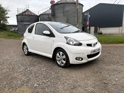 Used Toyota Aygo 68 HP (50 kW) 2011 White Hatchback