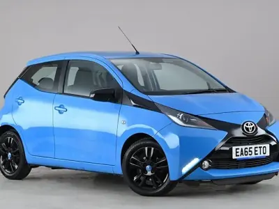 Second-hand Toyota Aygo X-cite 69 CP (50 kW) 2015 Albastru Hatchback