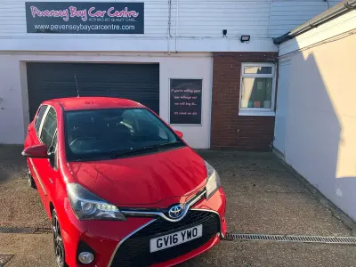 Used Toyota Yaris Design 101 HP (74 kW) 2016 Red Hatchback