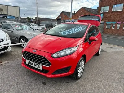 Używany Ford Fiesta Style 82 KM (60 kW) 2014 Czerwony Hatchback
