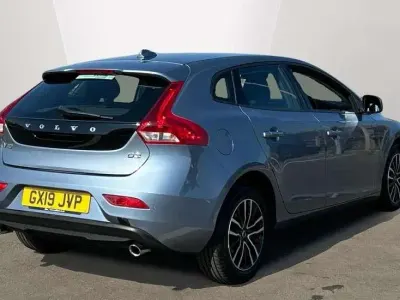 Begagnad Volvo V40 Momentum 118 HK (86 kW) 2019 Blå Halvkombi
