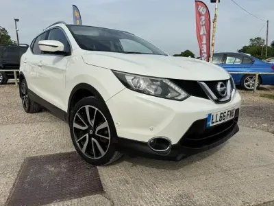 Used Nissan Qashqai Tekna 130 HP (95 kW) 2017 White SUV