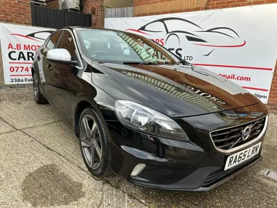Używany Volvo V40 R-Design 122 KM (89 kW) 2016 Czarny Hatchback