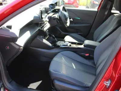 Begagnad Peugeot 208 Allure+ 129 HK (94 kW) 2023 Röd Halvkombi