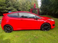 Usado Ford Fiesta Zetec 140 HP (102 kW) 2015 Vermelho Citadino